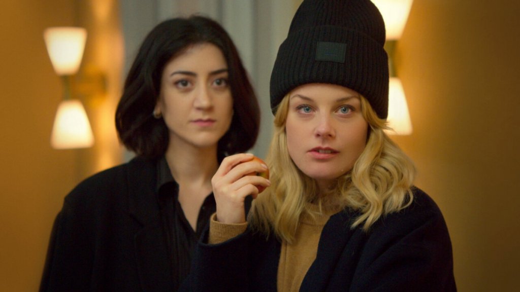 Love and Anarchy
Кога: 4 ноември
Къде: Netflix
Този шведски сериал разказва историята на Софи - амбициозна консултантка и омъжена майка с две деца, която се заема с модернизацията на старо издателство. Там се запознава с млад компютърен техник и между тях се заражда необикновена връзка. Флиртът помежду им води до поредица от предизвикателства, при които залогът става все по-голям, а в крайна сметка може да доведе и до преосмисляне на целия им живот. Да, заглавието на сериала казва достатъчно.