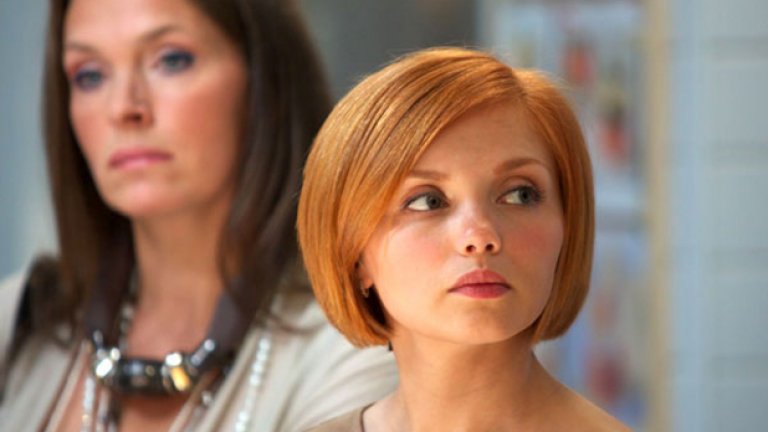 Сервитьорката Настя (на преден план)е олицетворение на всичко русо, докато конкуренцията - Елена Соколова (на заден план)- е дразнещо добронамерена и старателна