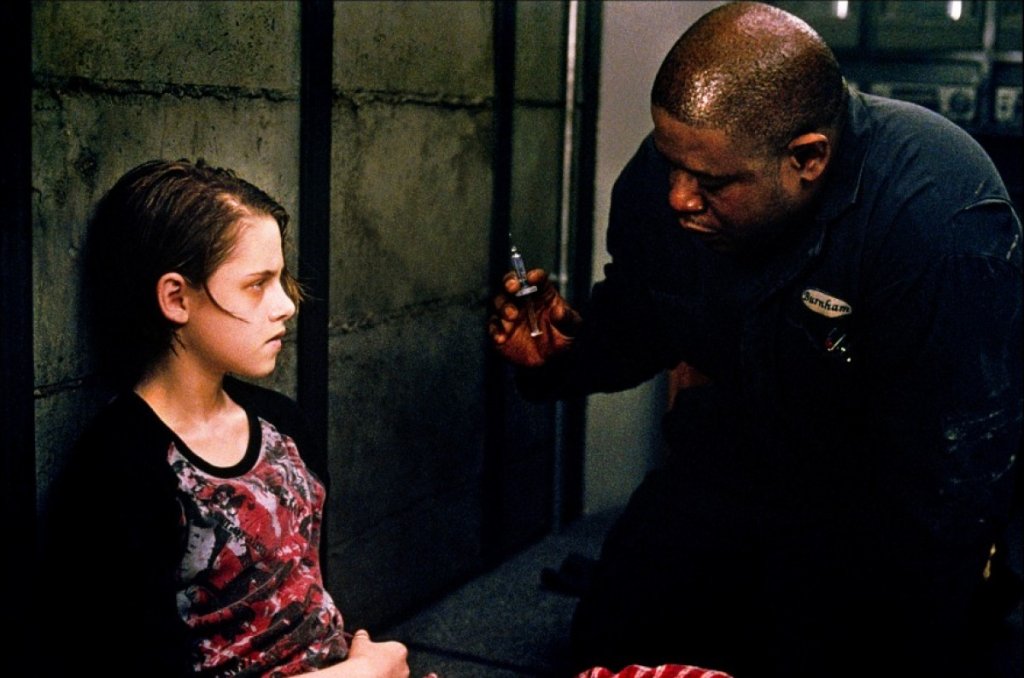 Първата си голяма роля в Холивуд актрисата прави, когато е на 12 години. Филмът е „Паник стая“ и Кристен си партнира с Джоди Фостър и Форест Уитакър...