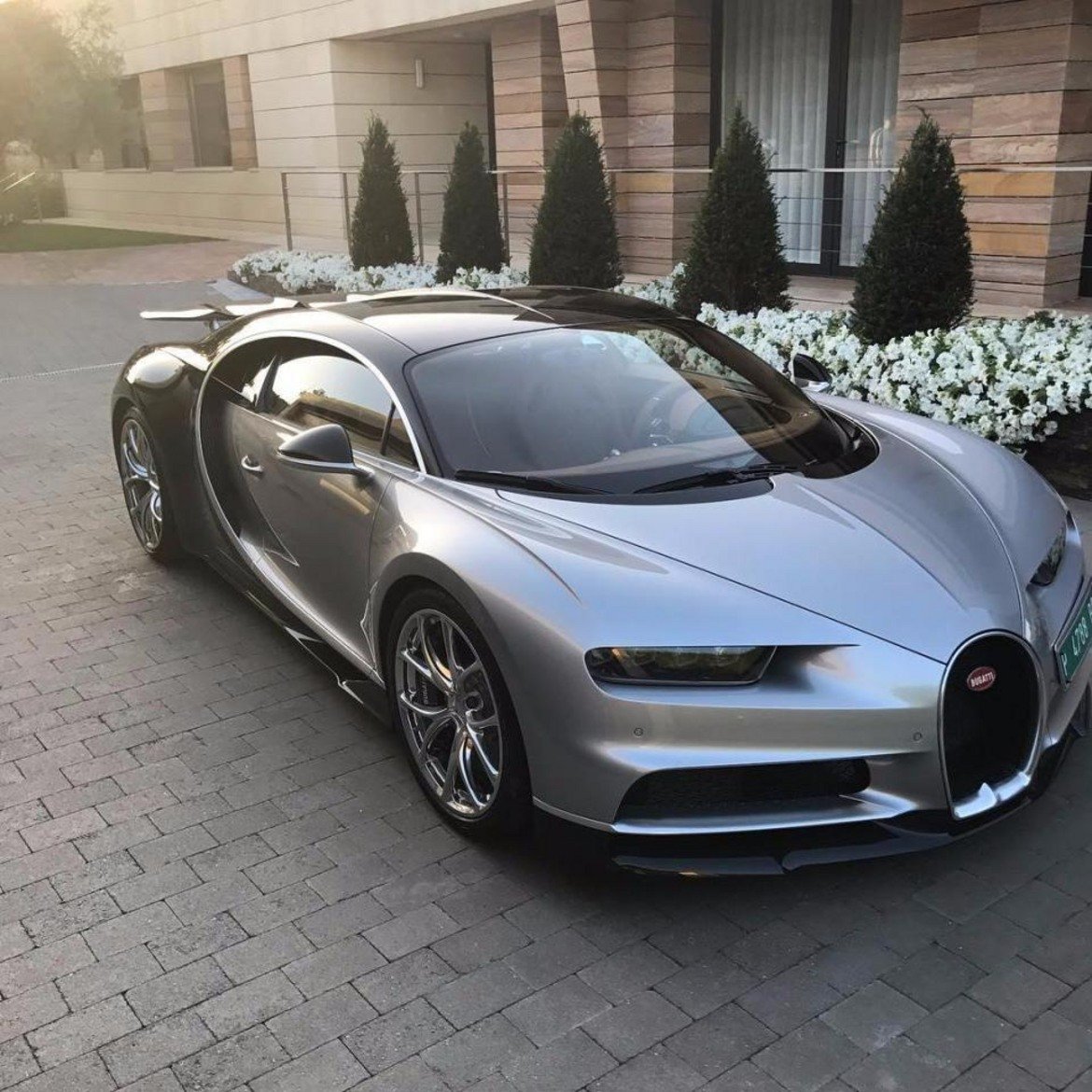 И двете звезди си падат по лъскавите играчки. Гаражът на Роналдо е пълен със зверове като това Bugatti Chiron на стойност 2.5 млн. евро.
