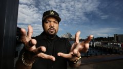 Рапърът Ice Cube е учил архитектура и чертане в техническия университет във Феникс. И въпреки че от години се занимава с музика, той изобщо не е изоставил интересите си. През 2011-та година Ice Cube представи видео-обиколка на иконичния дом на дизайнерското семейство Чарлз и Рей Иймс в изложба, наречена "Pacific Standard Time: Art in L.А. 1945-1980"