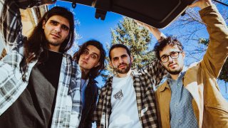 Вокалистът на групата Никола Симеонов смята, че музиката не може да промени света, но може да му даде перспектива