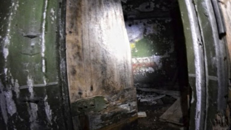 Единствената оцеляла врата се отваря с проскърцване. Зад нея - смрад и разруха.