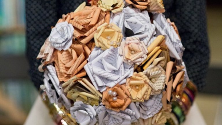 Букетът на младоженката- писател Тахери Мафи е направен от страниците на книгата на съпруга й