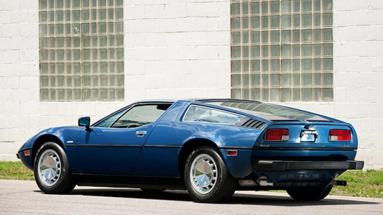 Maserati Bora (1969)
В днешно време като чуем Bora и се сещаме за седана на VW. Но в края на 60-те се появява друг автомобил с това име, носещ тризъбеца на Maserati.
За компанията от Болоня Bora става първото купе с двигател, разположен пред задния мост, а с този модел Джуджаро влиза в елита на автомобилните дизайнери.