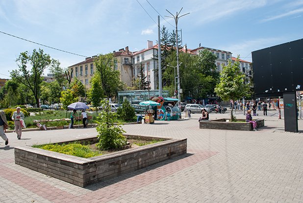 "Синьото кафе" днес е вход към станция "Васил Левски" на метрото