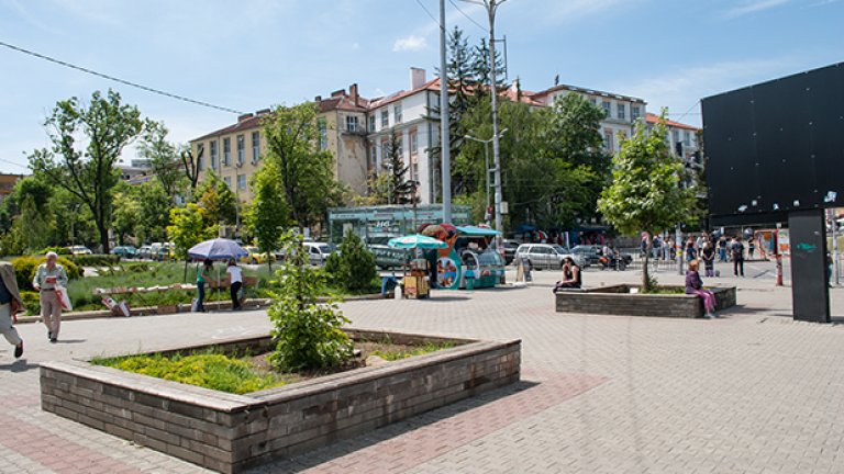 "Синьото кафе" днес е вход към станция "Васил Левски" на метрото