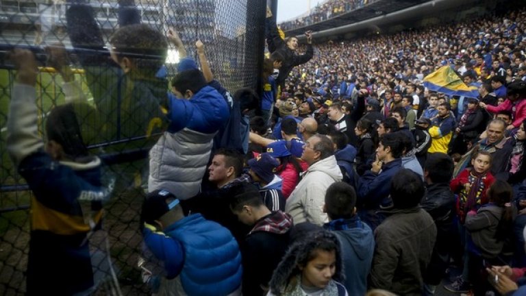 Над 40 000 се събраха на стадиона, за да приветстват футболиста