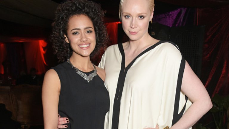 Сексимволът Натали Емануел позира със снимка с жената воин Гуендолин Кристи