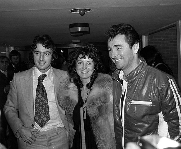 Снимката е от един от най-знаменитите трансфери на Острова за всички времена. Тревър Франсис е първият футболист, продаден за над 1 млн. паунда. През 1979-а той преминава в Нотингам Форест от Бирмингам срещу 1.18 млн. На снимката Франсис е със съпругата си Хелън и босът на Форест Брайън Клъф. Тримата изглеждат щастливи след сделката.
