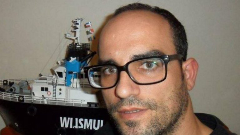 Емануел Сантош има само две статуи преди тази на Кристиано. По-известната му от двете стари творби е на двама рибари в лодка...