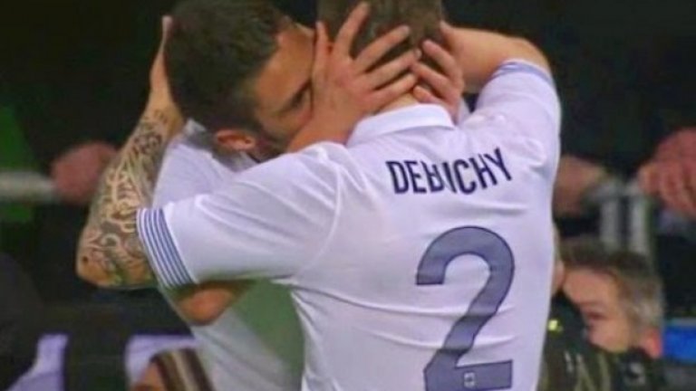 Оливие Жиру и Матийо Дебюши
На 29 февруари 2012-а Франция побеждава Германия в приятелска среща. Оливие Жиру вкарва първия гол за „петлите”, след което отпразнува гола с Дебюши с целувка. „Просто му благодарих, не си мислете други неща”, каза нападателят след мача. Дали е случайност, че две години по-късно Дебюши се озова в Арсенал или Жиру е помогнал за трансфера, не е ясно.
