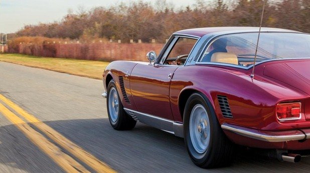 Iso Grifo
1964-1974
Грифонът е митично създание с тяло на орел и лъв – крал на животните и господар на въздуха. Grifo на Iso има същата амбиция – в този автомобил се съчетават бруталната мощ на Corvette и изтънченият италиански дизайн.
Началото на производството стартира с V8 мотор на Corvette, а в края на 60-те години италианците се прехвърлят на версията на мотора с „големия блок”, което налага допълнително удължаване на предната част. Петролната криза от средата на 70-те години слага край на този красив проект, както и на компанията Iso.