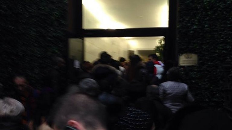 В Милано се чака по 4 часа. Пред консулството има 200 души.
