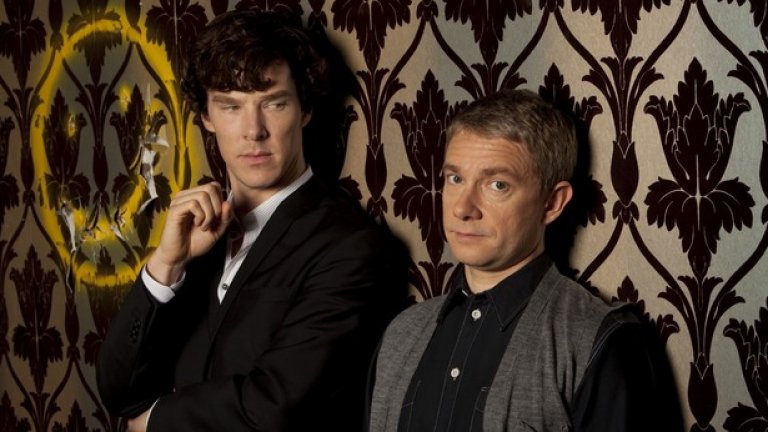 2.„Шерлок“
Сериалът на BBC изпрати култовия Шерлок Холмс в съвременен Лондон и успя да превърне Бенедикт Къмбърбач в суперзвезда, която всички познават. С верния си приятел Уотсън, Холмс решава изключително сложни случаи, базирани на оригиналните истории на Артър Конан Дойл. Третият сезон на поредицата разочарова мнозина, но първите два са задължителни, и то не само за феновете на криминалетата.