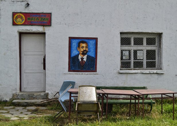 Красиво изрисуваният смесен магазин на селото почти винаги е затворен. Провизии се докарват от Бургас само след предварителна поръчка.