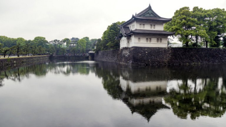 Императорският дворец, Токио

Дворецът, в който живее японският император със семейството си, се намира в центъра на столицата, но е заобиколен от огромен парк, с воден ров и каменни преградни стени. Общата площ на имението е 3,41 кв.км.