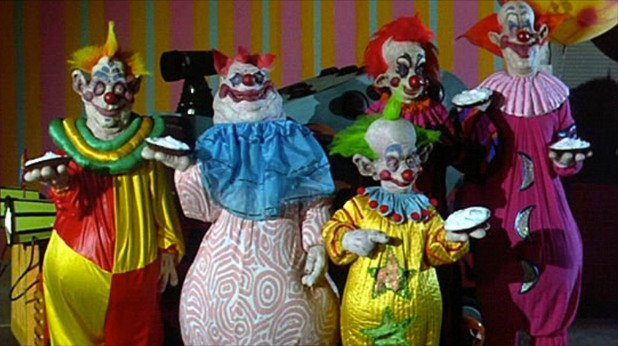  "Клоуни убийци от космоса"  

 Ретро-траш класиката обединява любимите на хорър жанра клоуни с космическия ракурс на научната фантастика и резултатът е плачевно очарователен. Или очарователно плачевен. 
 Няма значение, самото заглавие на филма го прави магнит за интерес - "Клоуни убийци от космоса". Колоритните галактически психопати отправят предложение, на което никой фен на второкласното кино не може да откаже.