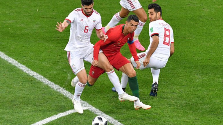 1. Дузпата за Португалия
В 51-вата минута, при резултат 1:0, Кристиано Роналдо можеше да сложи точка на спора, след като бе отсъдена спорна дузпа за нарушение на Езатолахи срещу него. Първоначално, съдията не отсъди нищо, но след като се консултира с видео повторението, показа бялата точка. Разбира се, контакт имаше, но дузпата бе прекалено лека и бе очевидно, че Роналдо търсеше контакта. Да не говорим, че топката вървеше в противоположна посока на вратата. Справедливостта обаче възтържествува и Кристиано пропусна, след като ударът му бе спасен от вратаря Биеранванд.