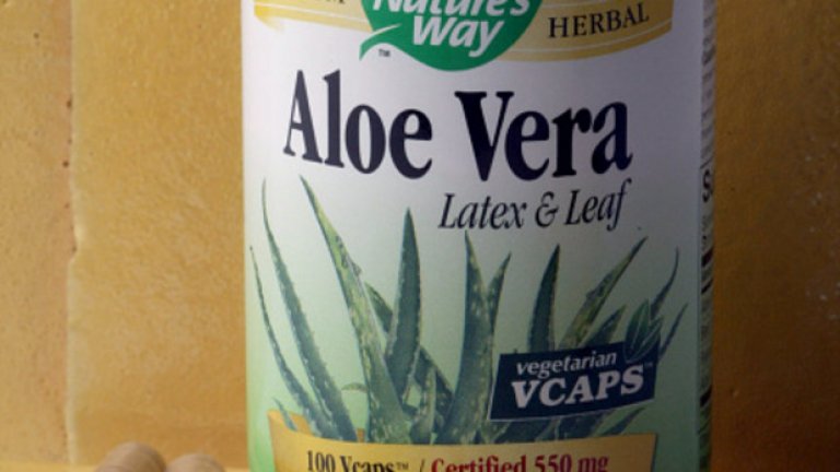 Алое вера 
Алое вера е друго средство, което може да изпробвате. Има свойствата да лекува и успокоява кожата. Достатъчно леко е, за да се използва ежедневно, но и резултатите, които може да очаквате не трябва да са големи.