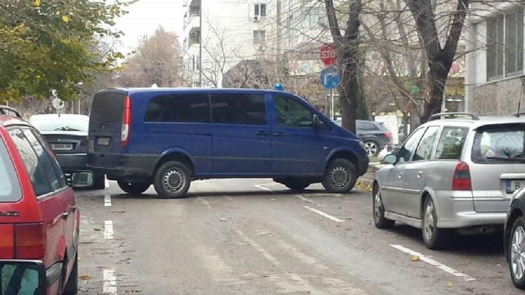 Престъплението е извършено около 11 часа в жилищна сграда на площад "Македония" в морския град.