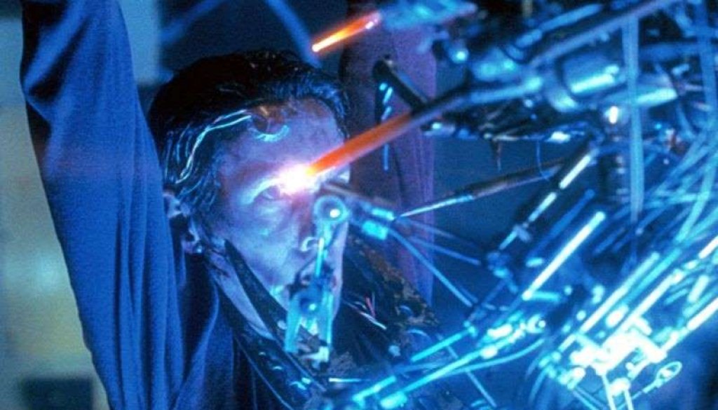 13. “Вирус” 1999 

Smart рейтинг: 14,72 

Корабът потъва и пасажерите се прехвърлят на привидно необитаван руски съд, на който обаче живее мутирала извънземна сила.
