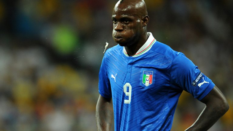 Защо Марио Балотели не плюе?
Мнозина вероятно си задават въпроса защо откачалник като Марио Балотели не плюе по онези отсреща. Италианецът е правил какви ли не дивотии на терена и в живота, но точно целенето на съперника със слюнка някак си липсва в иначе богатата му на издънки биография. 
Повече яснота по въпроса идва от разсекретените от Football Leaks в края на миналата година документи. Оказва се, че клубовете, които го наемат, включват плюенето в договора му. Така например, когато подписва с Ливърпул през 2014 г. срещу 85 000 паунда седмична заплата, хахото Балотели има още една клауза в контракта. Тя е за допълнително годишно възнаграждение от 1 милион паунда, ако Балотели издържи „без да наплюе никого в хода на сезона“ и да няма повече от три червени картона. Италианецът вероятно си е взел наградата, макар че отбелязва само един гол в 16 мача с екипа на Ливърпул.