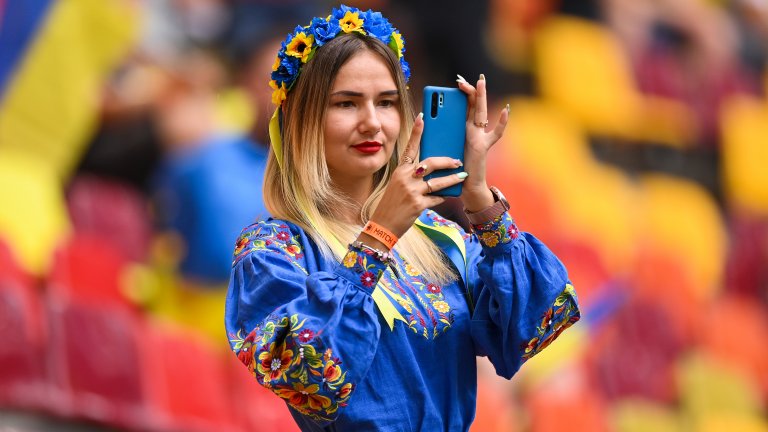 Най-култовите и цветни хора по стадионите и фен зоните от началото на Евро 2020