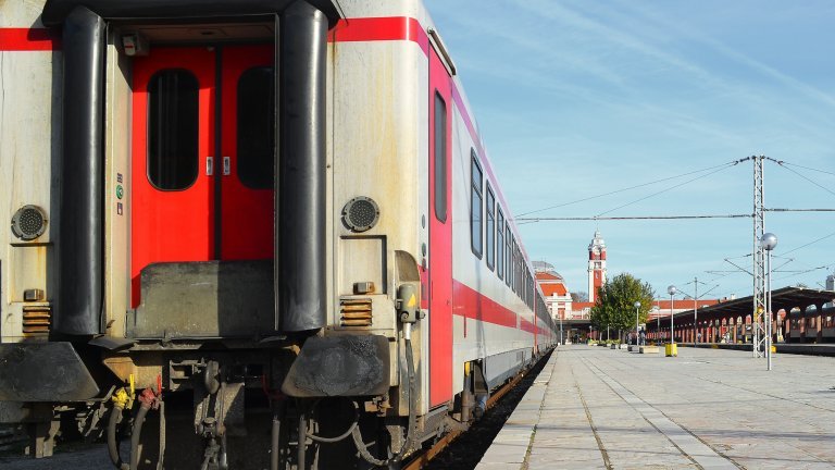 Временно е преустановено движението между гарите Белово и Костенец