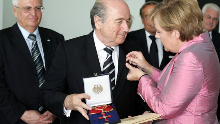 Фрау Меркел награждава дълбоко трогнатия Сеп за заслуги. Случва се малко след световното в Германия през 2006-а.