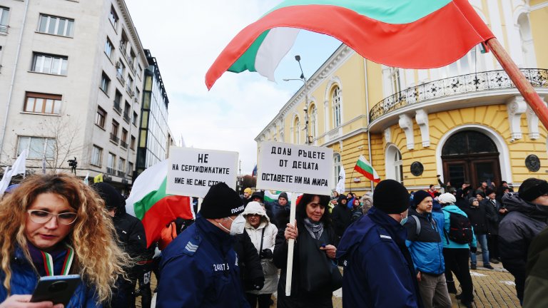 Протестиращи опитаха да влязат в парламента