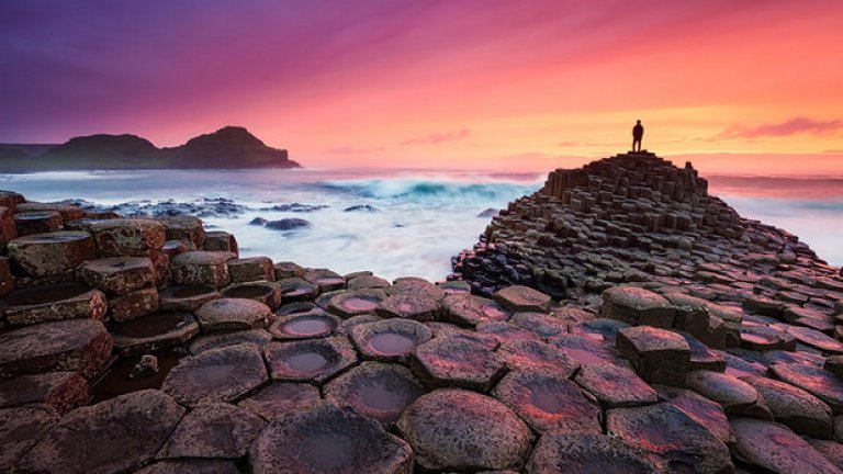 Преди 50-60 милиона години на този ирландски плаж се е надигнала базалтова лава и се е охладила, напуквайки се по този странен и омагьосващ начин