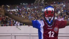 Джоел Кембъл от Коста Рика сложи маска и празнува класирането на тима за мондиала след победата у дома с 2:1 над Мексико в сряда рано сутринта българско време.