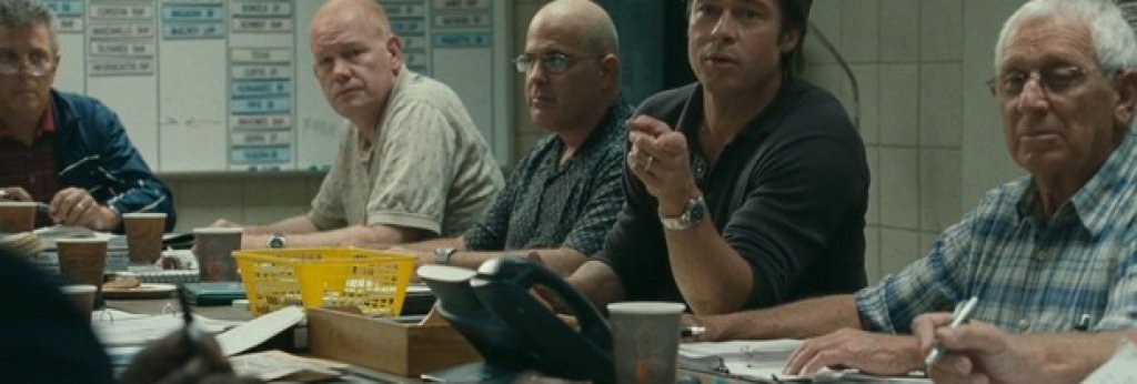 "Кешбол" (Moneyball, 2011)
Независимо дали обичате спортни филми (винаги накрая слабият отбор се съвзема и побеждава), или не можете да ги понасяте, ролята на Пит като генерален мениджър на бейзболен отбор от Оукланд, ще ви впечатли. А и кога друг път ще го видите като стратег с анцуг и маратонки? Сайтът Pretty Famous е изключително щедър към тази роля на Пит, като я определя като почти перфектна - 94.82 от 100 точки. Ние сме по-въздържани.