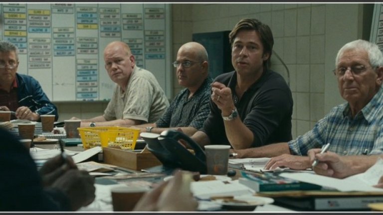"Кешбол" (Moneyball, 2011)
Независимо дали обичате спортни филми (винаги накрая слабият отбор се съвзема и побеждава), или не можете да ги понасяте, ролята на Пит като генерален мениджър на бейзболен отбор от Оукланд, ще ви впечатли. А и кога друг път ще го видите като стратег с анцуг и маратонки? Сайтът Pretty Famous е изключително щедър към тази роля на Пит, като я определя като почти перфектна - 94.82 от 100 точки. Ние сме по-въздържани.