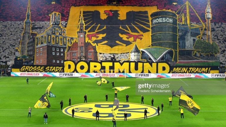 Хиляди фенове на Борусия Дортмунд са издигнали величествена хореография на техния "Вестфаленщадион" преди мача от Бундеслигата срещу Айнтрахт.

Не след дълго една от най-впечатляващите футболни агитки в Европа трябваше да се примири със затварянето на стадионите и внезапното отдалечаване на футбола от феновете.