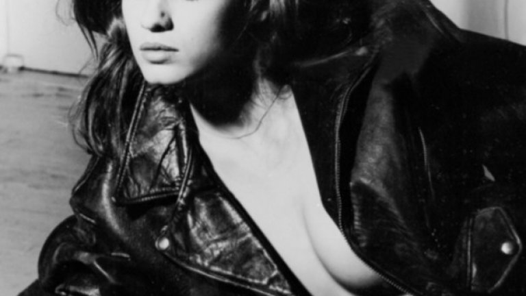 Джия Каранджи, супермодел  
 Първият супермодел в света, според мнозина. И също така първата известна жена, починала от СПИН. Едва на 26-годишна възраст, въпреки че модната индустрия е била в краката й.
 Ако сте гледали филма “Gia” с Анджелина Джоли, значи знаете историята. Живот между лъскавите фотосесии и наркотичните утайки на Холивуд, разкрепостената Каранджи има множество връзки с два пола, развива тежка зависимост към хероин и в крайна сметка си отива преждевременно.