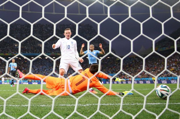 Юни 2014-а. Англия - Уругвай (1:2). Тимът губи и отпада от световното, но Рууни вкарва първия си и единствен гол на Мондиал при третото участие.