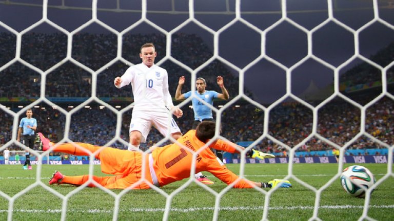 Юни 2014-а. Англия - Уругвай (1:2). Тимът губи и отпада от световното, но Рууни вкарва първия си и единствен гол на Мондиал при третото участие.
