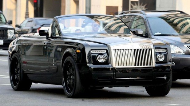 Дейвид Бекъм, Rolls-Royce Phantom Drophead – 407 000 долара
Бившата звезда на Манчестър Юнайтед и Реал обича да се разхожда със семейството или част от него с колата или пък да отскочи набързо до близкия мол. Въпреки хубавото време в Калифорния Дейвид твърде често се оплаква от „кошмарния трафик” в Холивуд.