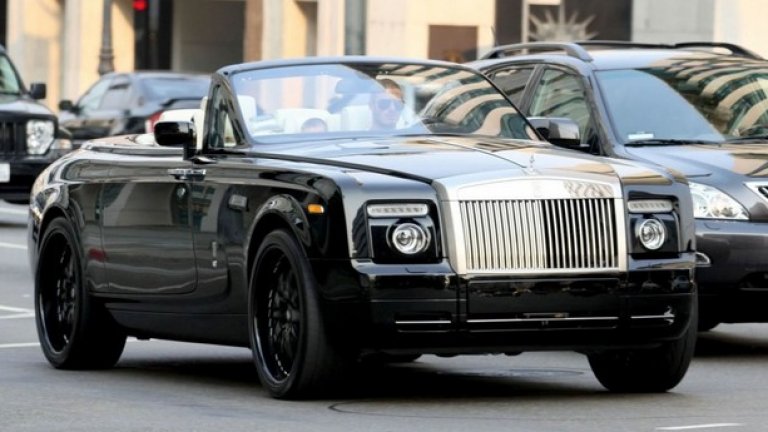 Дейвид Бекъм, Rolls-Royce Phantom Drophead – 407 000 долара
Бившата звезда на Манчестър Юнайтед и Реал обича да се разхожда със семейството или част от него с колата или пък да отскочи набързо до близкия мол. Въпреки хубавото време в Калифорния Дейвид твърде често се оплаква от „кошмарния трафик” в Холивуд.