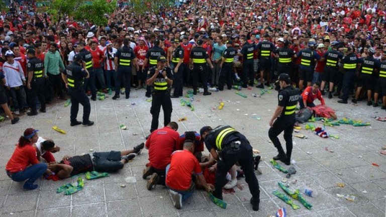 Трима фенове бяха прободени с ножове