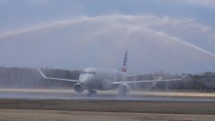 Водният салют е висша форма на признание от страна на дадено летище