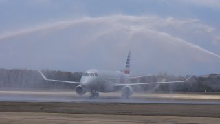 Водният салют е висша форма на признание от страна на дадено летище