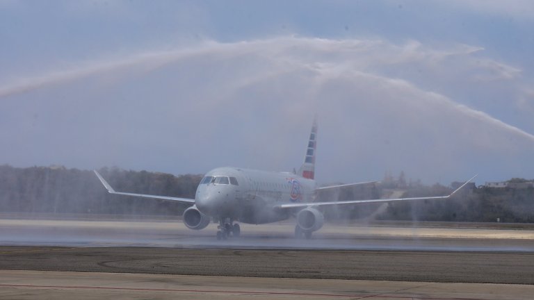 Водният салют е висша форма на признание от страна на дадено летище
