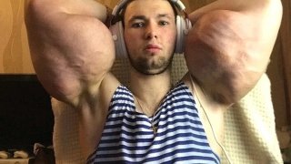 Руки-Базуки с бицепси по-големи от главата: Синтол, вазелин и среща със смъртта