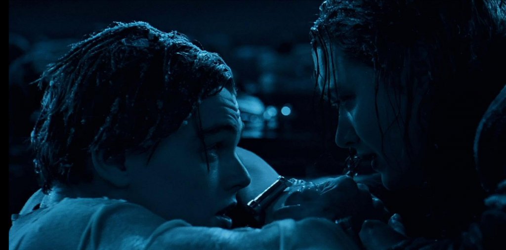 “Титаник”
Може би на най-коментираната дупка в сюжета, събрала безброй теории на кино фенове, е в романтичната класика “Титаник”. Всеки зрител на филма в някакъв момент се е чудил защо Джак остана в ледената вода, а не се качи на онази врата при Роуз. Въпросът бе повдигнат пред режисьора Джеймс Камерън през 2017 г. и тогава той отговори с: “Много просто - защото така пишеше на страница 147 от сценария”.
Няколко години по-късно обаче режисьорът показа, че взел питането присърце и инициира експеримент, с който да провери дали наистина вратата е можела да побере двамата главни герои. Опитът му показа, че двама души трудно биха се задържали задълго на плаващата дъска и в крайна сметка Джак щеше жертвоготовно да умре.