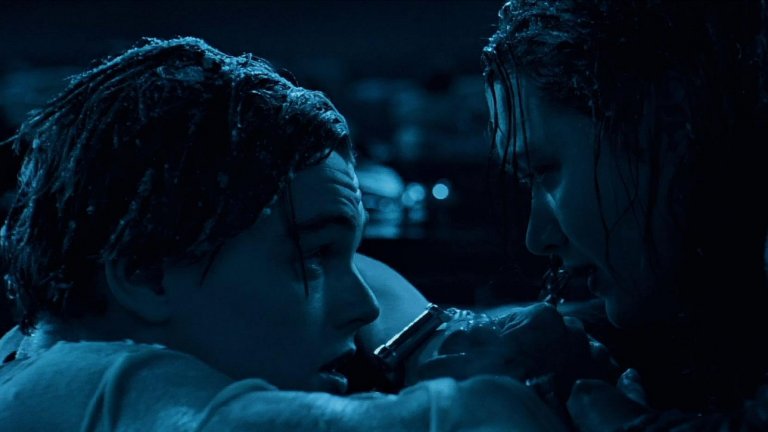 “Титаник”
Може би на най-коментираната дупка в сюжета, събрала безброй теории на кино фенове, е в романтичната класика “Титаник”. Всеки зрител на филма в някакъв момент се е чудил защо Джак остана в ледената вода, а не се качи на онази врата при Роуз. Въпросът бе повдигнат пред режисьора Джеймс Камерън през 2017 г. и тогава той отговори с: “Много просто - защото така пишеше на страница 147 от сценария”.
Няколко години по-късно обаче режисьорът показа, че взел питането присърце и инициира експеримент, с който да провери дали наистина вратата е можела да побере двамата главни герои. Опитът му показа, че двама души трудно биха се задържали задълго на плаващата дъска и в крайна сметка Джак щеше жертвоготовно да умре.