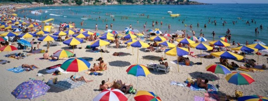Strand-gegen-Altstadt-von-Sosopol-Suedliche-Schwarzmeerkueste-Bulgarien