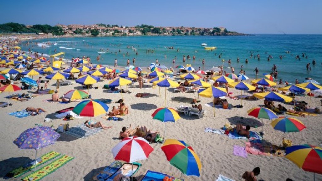 Strand-gegen-Altstadt-von-Sosopol-Suedliche-Schwarzmeerkueste-Bulgarien